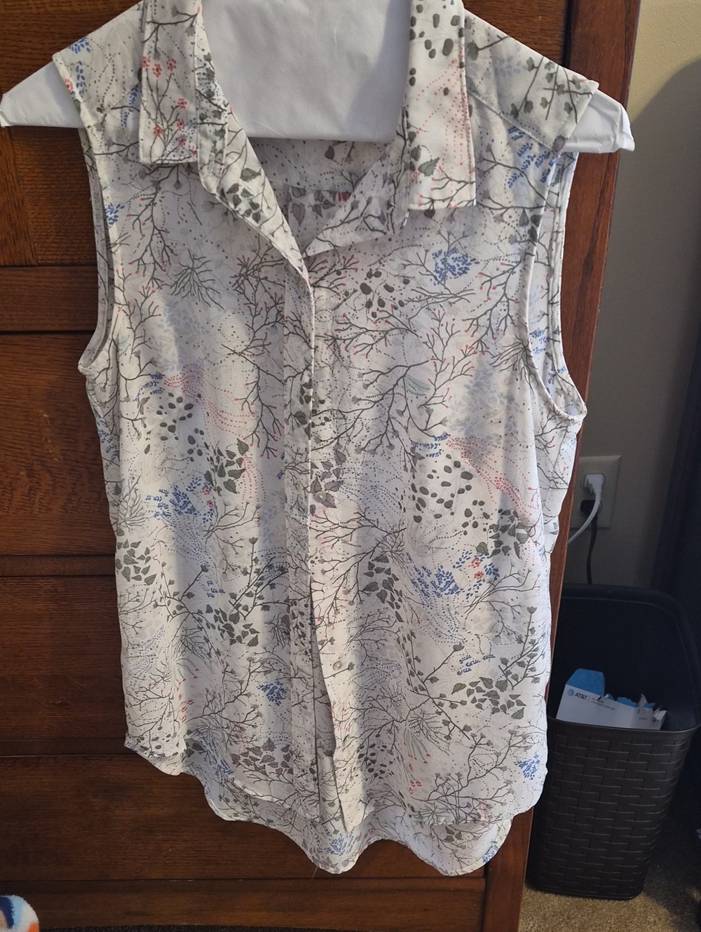 H&M White Sleeveless Collared Botanical Print Blouse